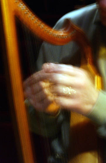 File:Medieval Harp Folger Consort 2006.jpeg